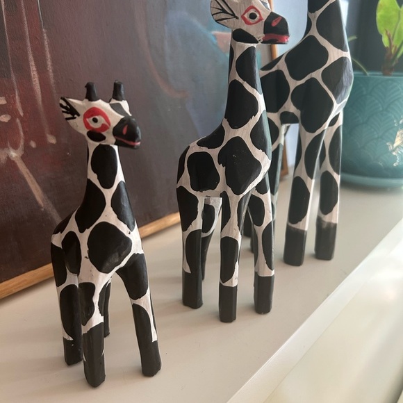 Vintage Handcrafted Black and White Giraffe Figurines Indonesia - Picture 14 of 16